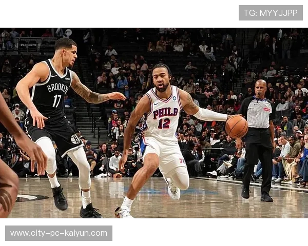 76人中锋在对抗训练中完成强硬封盖引爆全场，76人三大中锋