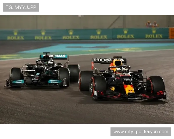 F1街道赛戏剧性收官 安全车改写冠军走向
